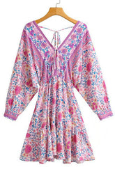 Vestido corto rosa de manga larga con escote en V